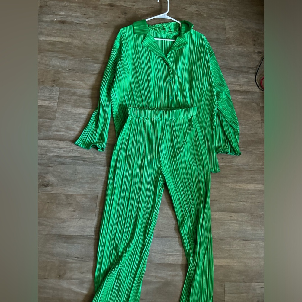 Amazon Vibrant Green Pleated set
